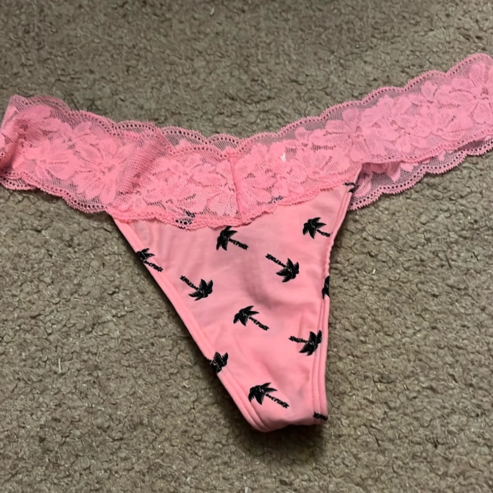 Nwt pink Victoria’s Secret pink panty size medium